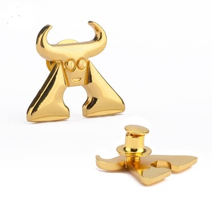 Venta al por mayor de insignias de identificación metálicas personalizadas de latón, con parte trasera de botón, de esmalte duro, grabadas en relieve, acabado mate plateado y tipo pin - Product Image 2