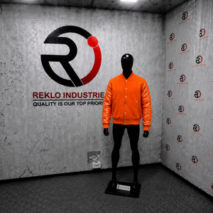 Maquette de veste universitaire orange moderne, vue avant, style Letterman, en laine, avec manches en cuir, design de vêtement d'extérieur, veste décontractée universitaire, ATHL - Product Image 3