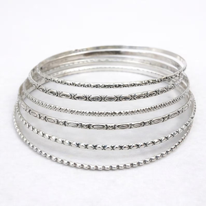 Ensemble de 7 bracelets fins en argent sterling avec un design texturé empilable, bracelets minimalistes bohèmes faits à la main pour femmes - Product Image 2