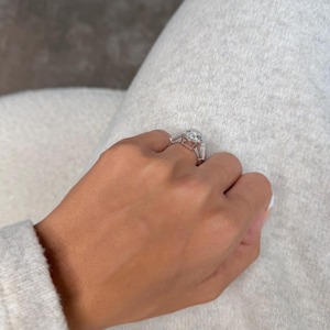 Bague de fiançailles pour femme avec diamant de laboratoire taille ovale, style classique, plaqué or 18 carats, couleur D, en platine - Product Image 5
