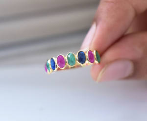 Anillo de gemas naturales múltiples de rubí, esmeralda, zafiro y diamante Regency Garland en oro de 14k. - Product Image 6