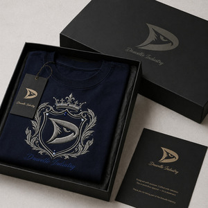 เสื้อยืดสตรีทแวร์ทรงโอเวอร์ไซส์สุดหรู สีกรมท่าเข้ม ผ้าคอตตอนเจอร์ซีย์เนื้อหนา พร้อมลายปักตราสัญลักษณ์ราชวงศ์ - Product Image 5