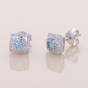 Boucles d'oreilles halo en diamant bleu rond cultivé en laboratoire certifié IGI, or 14 carats, élégantes et luxueuses - Product Image 2
