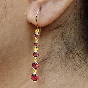 Boucles d'oreilles pendantes longues pour femmes, plaquées or 18 carats, serties de rubis, quartz et pierres précieuses multiples, avec monture en clos. - Product Image 4