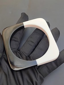 Bracelet en résine haut de gamme noir et blanc, léger, confortable à porter, artistique, élégant, motif ange - Product Image 5