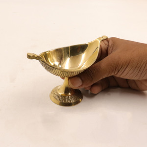 ที่ใส่เรือ Kumkum ลายนูนทำจากทองเหลืองสำหรับงาน poojagifting และตกแต่งบ้าน - Product Image 3