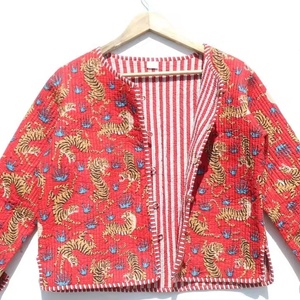 เสื้อแจ็กเก็ตพิมพ์ลายป่าสีแดงลายควิลท์โบฮีเมียนงานเย็บปะทำมือสไตล์อินเดียสำหรับผู้หญิงเสื้อคลุมผ้าฝ้ายปัก - Product Image 1