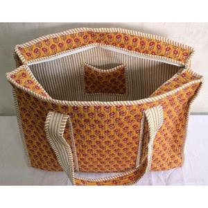 Bolso Tote Acolchado con Estampado Floral de Algodón, Bolso de Hombro Hecho a Mano en India, Bolso Boho para Mujer - Product Image 3