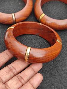 Bracelet en bois artisanal NEHA ENTERPRISES avec des motifs géométriques/fantaisistes/vintage/floraux - Bijoux ethniques pour femmes - Product Image 3