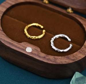 Manchette d'oreille artisanale en argent sterling, finition effet feuille froissée, effet martelé et fondu, sans perçage, argent et or - Product Image 4