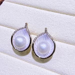 ต่างหูมุกน้ำจืดเคลือบเพชรซิคอนสำหรับผู้หญิง จูจี้ ชุบทอง 14k ลายดอกบัวรูปเกือกม้า อุปกรณ์เสริมแฟชั่นอเนกประสงค์ - Product Image 1