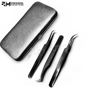 Pinzas Profesionales RMI Duraderas de Acero Inoxidable Color Negro Plasma para Extensión de Pestañas con Estuche Magnético de Fibra Puntiaguda - Product Image 5