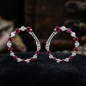 Elegantes Pendientes de Aro de Oro Blanco de 18K con Rubíes Alternados y Diamantes Naturales Orientados hacia Adelante, Circulo Abierto, para una Sorpresa en el Día de San Valentín - Product Image 1
