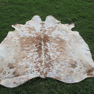 Alfombra de cuero de vaca natural de primera calidad, alfombra de piel de vaca auténtica para la decoración interior de la sala de estar y el dormitorio. - Product Image 1