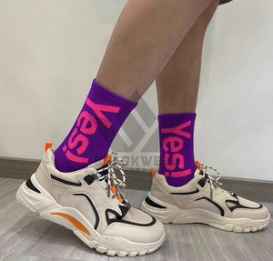 Chaussettes unisexes pour adultes Yesi à séchage rapide, imprimées par sublimation, motif lettres sur le devant, en polyester, pour l'été - Product Image 3