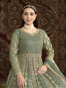 Traje Anarkali Moderno Bordado en Tela de Red Semisellada para Bodas, Fiestas, Graduaciones y Diwali - Product Image 6