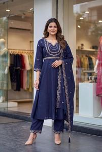 Conjunto Premium de Kurti, Pantalón y Dupatta de Seda Romana con Bordado Codificado, 3 Piezas - Product Image 2