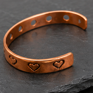 Brazalete de Cobre Sólido con Símbolo de Corazón Hecho a Mano con Recortes, Regalo Moderno para el Día de San Valentín, Opción de Personalización - Product Image 4