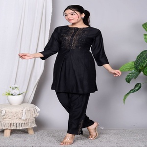 Conjunto de Kurta y Pantalón Tradicional para Mujer NIYANI, Elegante, Negro, de Rayón, con Bordado Minimalista para una Elegancia Étnica Atemporal, para Todas las Temporadas - Product Image 4