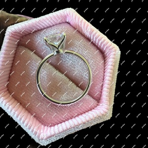 Bague la plus vendue pour femmes, avec un éclat brillant, idéale pour les mariages, les fiançailles et les soirées. Disponible pour l'exportation, prix depuis l'Inde. - Product Image 6