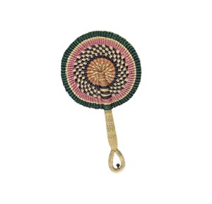 Éventail artisanal en jonc de mer tressé vert foncé, rose et or, accessoire de rafraîchissement traditionnel en feuilles de palmier pour l'intérieur de la maison - Product Image 1