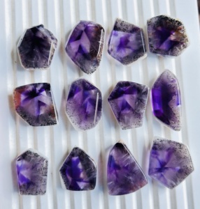Tranches d'améthyste de haute qualité, cabochons de pierres précieuses en vrac, formes variées, lot de tranches d'améthyste en vrac pour la fabrication de bijoux - Product Image 3