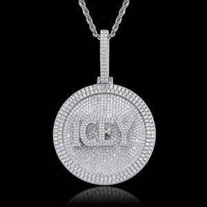 Colgante de disco con nombre 3D giratorio de 52 mm de moissanita y plata, personalizado con letras estilo 'Iced Out', amuleto hip hop con acabado en oro amarillo - Product Image 1