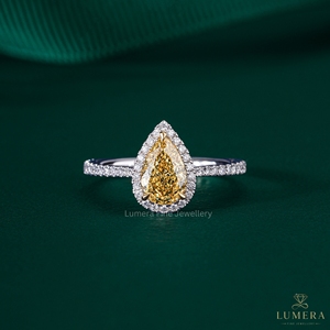 Bague minimaliste personnalisée en diamant jaune de laboratoire fantaisie en forme de poire, sertie halo, avec micro-pavé latéral, certifiée IGI - Product Image 2