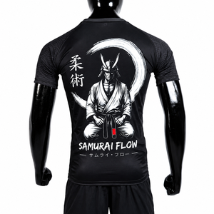 เสื้อรัดกล้ามเนื้อแขนยาวสำหรับผู้ชาย Samurai Flow รุ่น Eco-Friendly แห้งเร็ว เหมาะสำหรับฝึกซ้อม MMA ผลิตจากผ้าสแปนเด็กซ์และโพลีเอสเตอร์ มีโลโก้ด้านหน้า สีดำ - Product Image 2