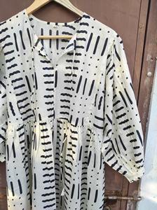 เดรสผ้าฝ้ายพิมพ์ลายบล็อก - ผ้าฝ้ายเนื้อนุ่ม, คอลเลคชั่นคริสต์มาส 2025, เดรสฮิปปี้สีขาวดำ - Product Image 3