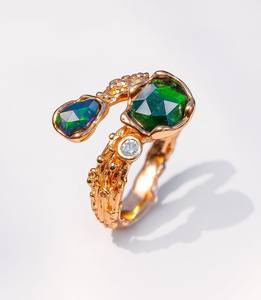 Bague en opale éthiopienne plaquée rhodium, conçue pour un style de mariage inspiré de la nature, avec une beauté de feu vif et un style intemporel. - Product Image 1