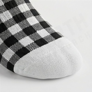Chaussettes à carreaux mi-hautes pour adultes, respirantes, tricotées, style décontracté, motif à carreaux blanc et noir, coupe régulière - Product Image 6