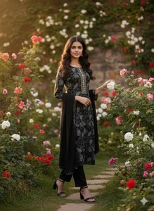 Conjunto Premium de Kurta y Pantalón de Rayón Indio con Dupatta de Georgette Suave, Ropa Étnica al por Mayor - Product Image 1