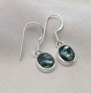 Boucles d'oreilles pendantes en argent sterling 925 plaqué or avec séraphinite, cristal de guérison vert naturel certifié IGI, idéales pour les cadeaux d'anniversaire ou de fête - Product Image 5