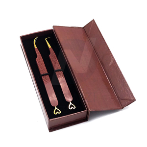 Nuevas Pinzas para Extensión de Pestañas, Color Marrón Dorado, con Forma de Corazón, Antideslizantes, Agarre Perfecto, Punta Suave, de Acero Inoxidable, en Caja - Product Image 2