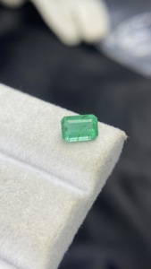 Esmeralda Zambiana Natural Certificada, Corte Octogonal, con Buen Brillo, Piedra Preciosa Suelta para Joyería, 0.88 Quilates - Product Image 1