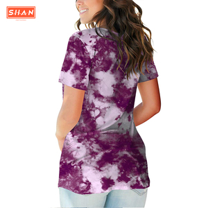 SHAN APPAREL Camiseta de mujer con cuello en V, estampado tie-dye, manga corta, ajuste holgado, informal, top de verano, jersey con patrón morado y blanco - Product Image 2