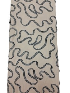 Approvisionnement en gros de popeline de coton blanc avec des embellissements en ruban rayé marine pour les collections de mode contemporaine - Product Image 3
