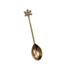 Cuillère à dessert en laiton haut de gamme avec manche à motif flocon de neige côtelé en relief, idéale pour les mariages et les dîners. - Product Image 1