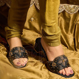 Sandales à talons pour femmes, tendance mode, en satin noir et or imprimé, ornées de perles, faites à la main, antidérapantes, confortables et glamour, toutes saisons - Product Image 2