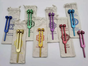 Juego de 8 diapasones de chakra con peso y colores, para sanación, con bolsas de chakra marcadas. - Product Image 2