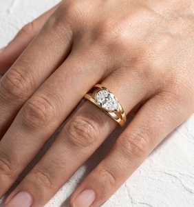 Bague de fiançailles solitaire en or pur 14K/18K 1,75 ct, taille poire, style East-West, avec anneau à cannelures croisées, certifiée IGI - Product Image 1