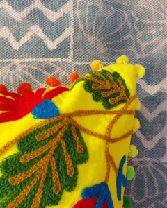 Housse de coussin Suzani indienne faite à la main, toutes tailles, broderie animale colorée, housse de coussin Suzani avec pompons pour la décoration intérieure - Product Image 2
