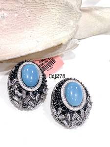 Boucles d'oreilles élégantes et tendance en laiton plaqué argent avec zircon et pierres vertes pour femmes, idéales pour les soirées - Product Image 3