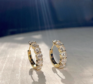 Pendientes de aro Moissanite Huggee de plata de ley 925, pendientes de diamantes personalizados, fabricación de joyería de diamantes, regalo para ella - Product Image 1