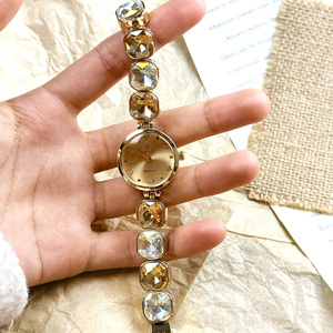 Orologio da Polso da Donna alla Moda <span class=keywords><strong>e</strong></span> Lussuoso con Bracciale in Cristallo, Elegante Orologio al Quarzo con Design a Cinturino con Grandi Perle di Cristallo - Product Image 2