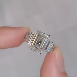 Anillo de Compromiso y Boda con Diamante Cultivado en Laboratorio, Corte Esmeralda, 5.80 Quilates, Oro Blanco de 14k, Certificado IGI, Joyería de Lujo para Regalo - Product Image 1