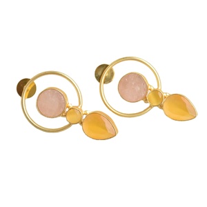 Boucles d'oreilles classiques à clous, ornées de pierres précieuses authentiques, revêtement doré et qualité artisanale, bijoux faits à la main - Product Image 4