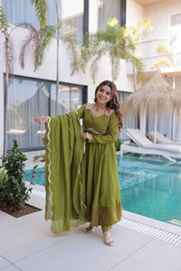 Nouvel ensemble Anarkali haut de gamme pour femmes avec dupatta à broderies riches et finition entièrement cousue pour les occasions de fête - Product Image 3