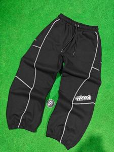 Pantalones de chándal de felpa de algodón 100% de 480 GSM de alto gramaje con bordado, costuras de panel modernas, estilo jogger, streetwear con punto de cruz y puños. - Product Image 5